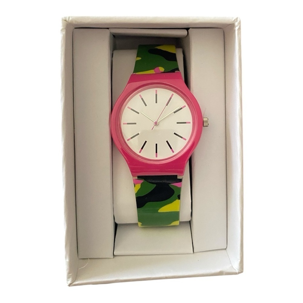 NWT-XHILIRATION-WOMENS WATCH
Gorgeous watch, camo silicone band